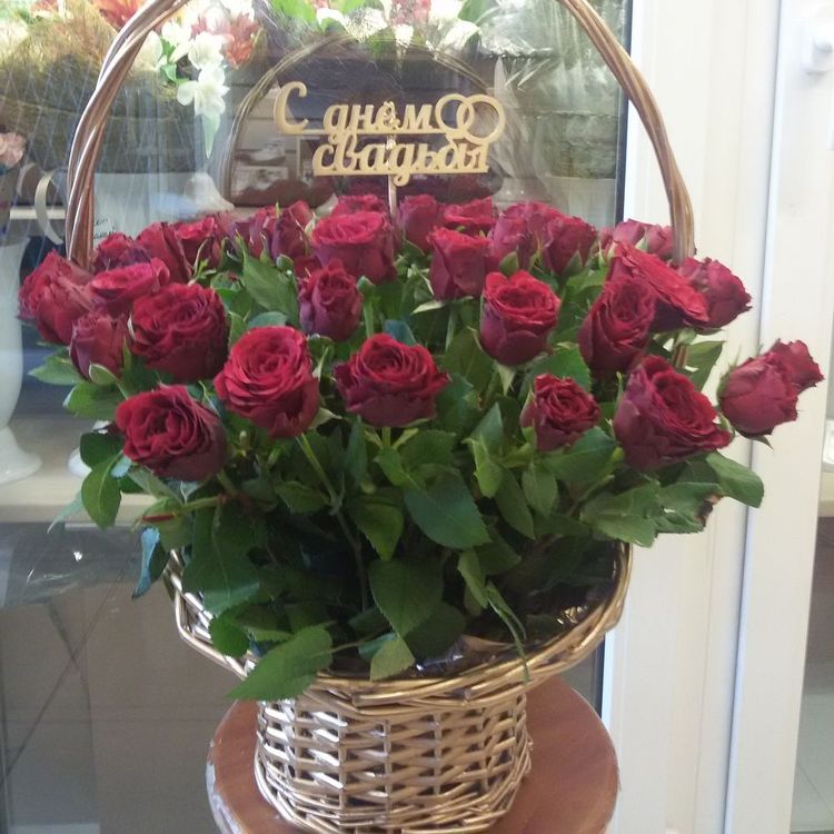 51 красная роза в корзине, “С днем свадьбы”, Эквадор 60см