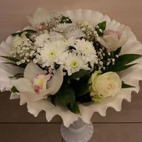белые розы, хризантемы и орхидеи