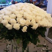 Купить букет с розами в Петербурге на складе.