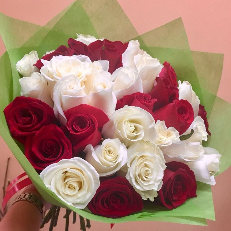букет из 25 роз, красные и белые розы